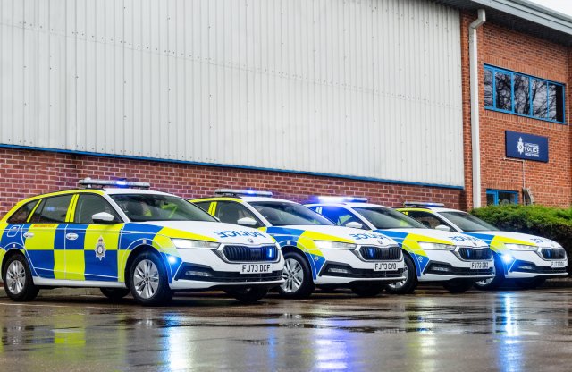 100 új Škodával erősít a brit rendőrség
