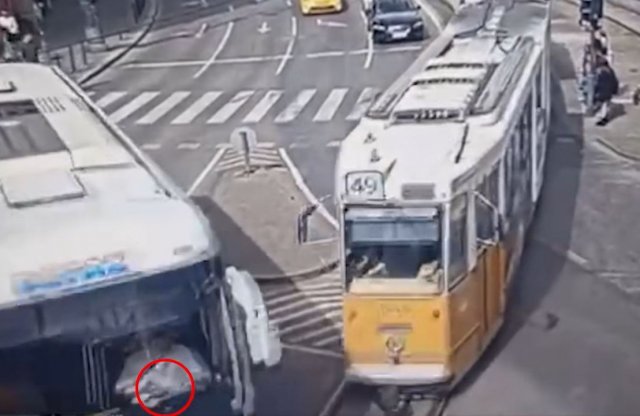 Videó: felöklelte az eltévedt buszt a 49-es villamos