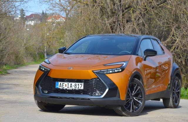 Videóteszt: kétliteres motorral is jó választás a C-HR?