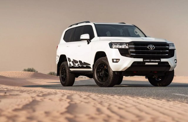 Dakar-győzelmeket ünnepel az arabok egyedi Land Cruisere