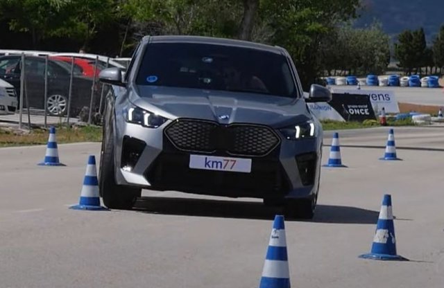Így kerülgeti a bójákat a BMW iX2!