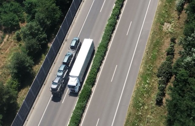 Helikopterrel büntették a kamionosokat az M5-ösön