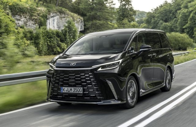 Videó: Íme testközelből a Lexus buszlimuzinja!
