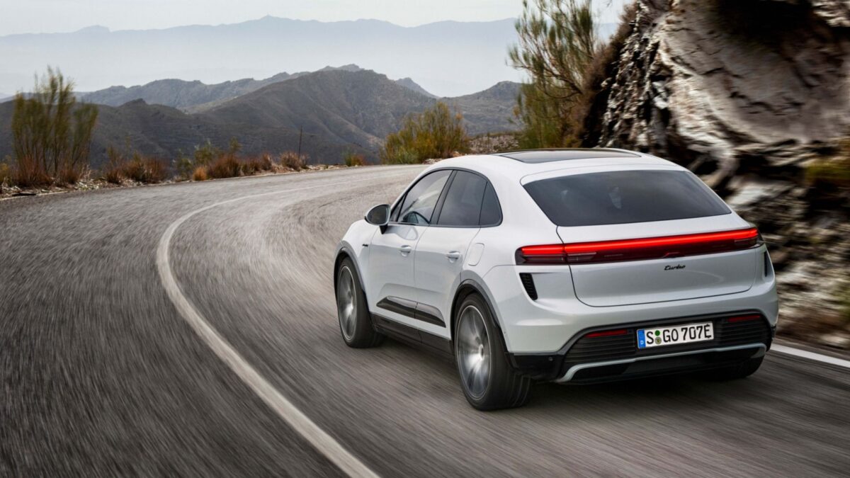 PORSCHE MACAN