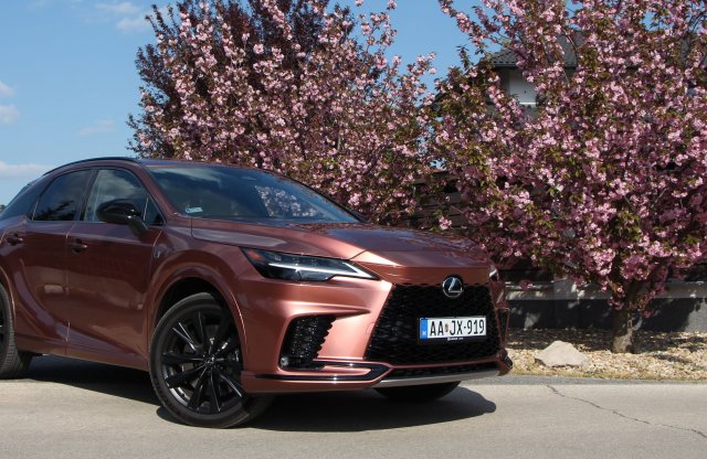 Videón a Lexus itthon kapható legnagyobb prémium SUV modellje!