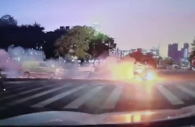 Videón a menet közben felrobbanó villanyroller