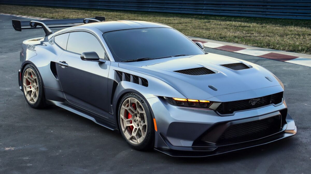 FORD MUSTANG