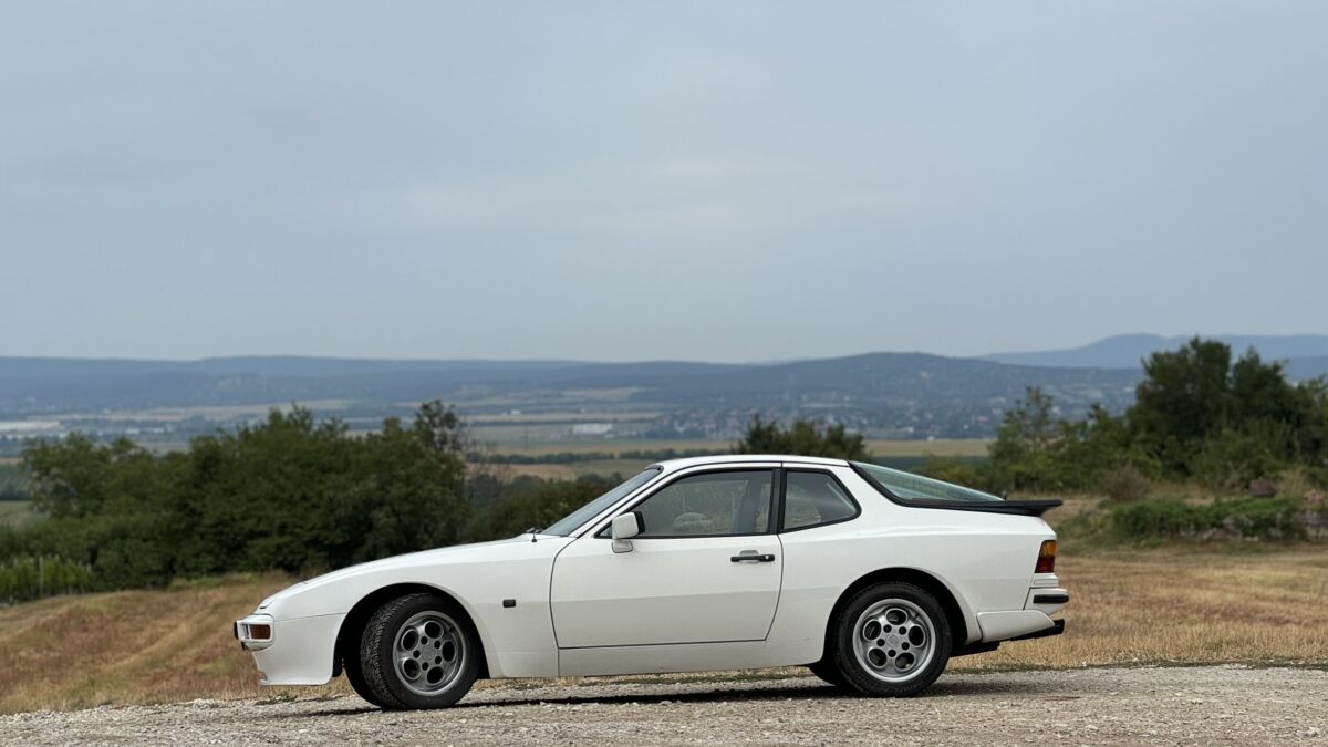 PORSCHE 944