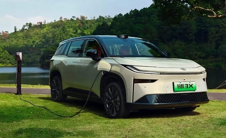 Kínában 5,4 millió forintot kérnek a Toyota új villany-SUV-jáért!