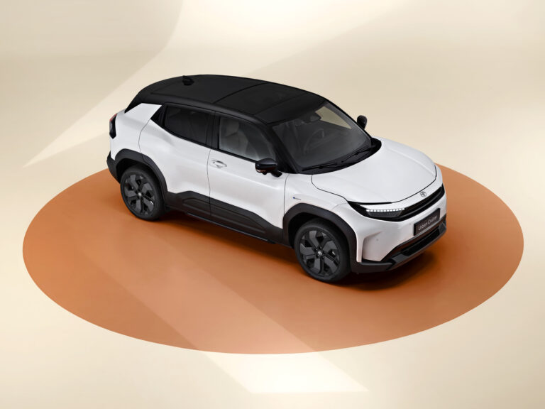 Itt a Suzuki e-Vitara testvérmodellje - Toyota emblémával!