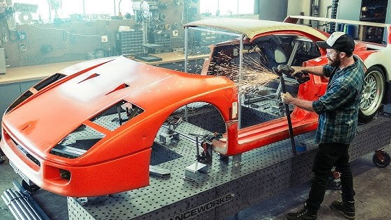 A garázsában épített Ferrari F40-et egy videóblogger