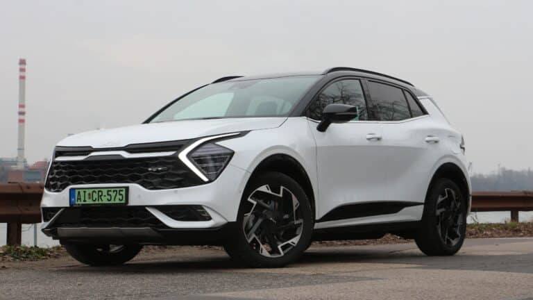 Érdemes-e várni a frissített verzióra? - Kia Sportage PHEV teszt