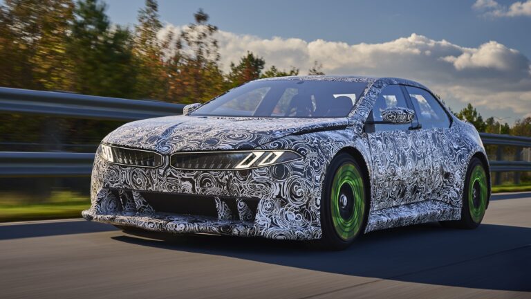 Ez lesz az új divat? Világító felniken gurul a BMW tanulmányautója
