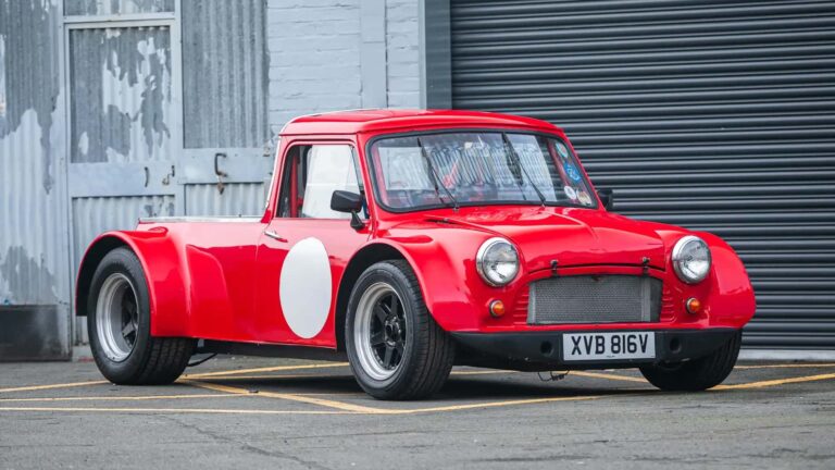 Így fér bele egy Ford V8-as a Minibe!
