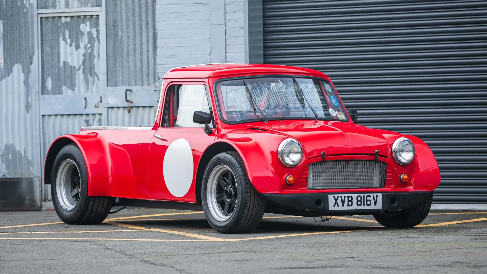 Így fér bele egy Ford V8-as a Minibe!