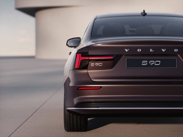 Frissült a Volvo legnagyobb szedánja, de az EU nem kap belőle