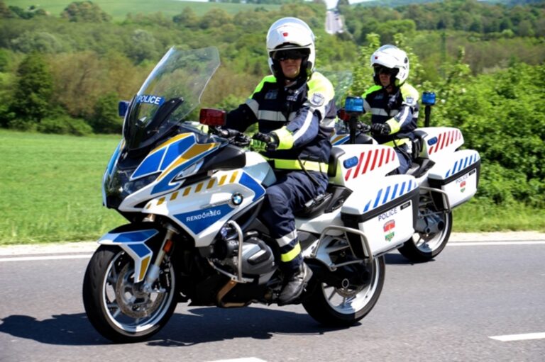 Videó: így bírságolnak a semmiből érkező motoros rendőrök Magyarországon!