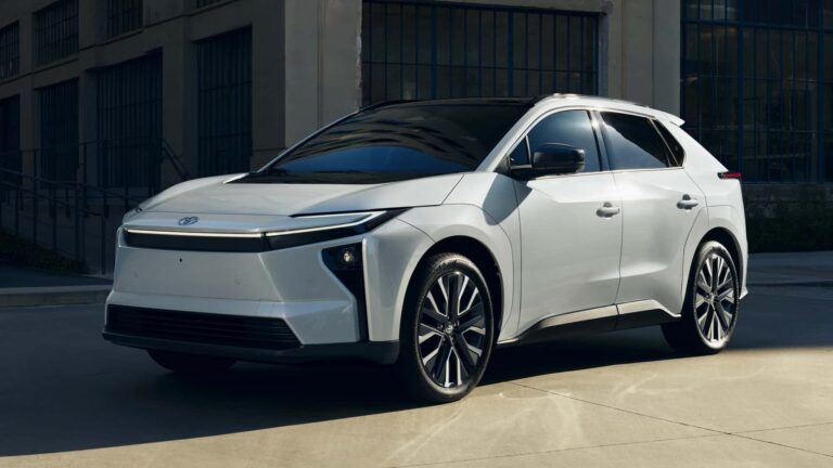 Nem jött be a bZ4X: nevet válthat a Toyota crossovere?