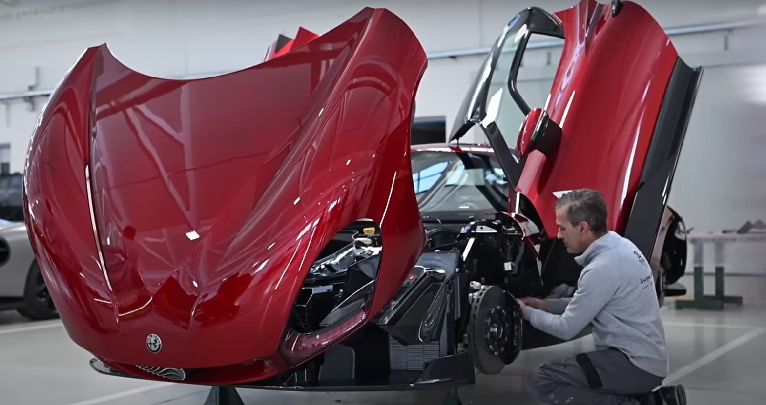 Így készül kézi összeszereléssel az Alfa Romeo 33 Stradale!