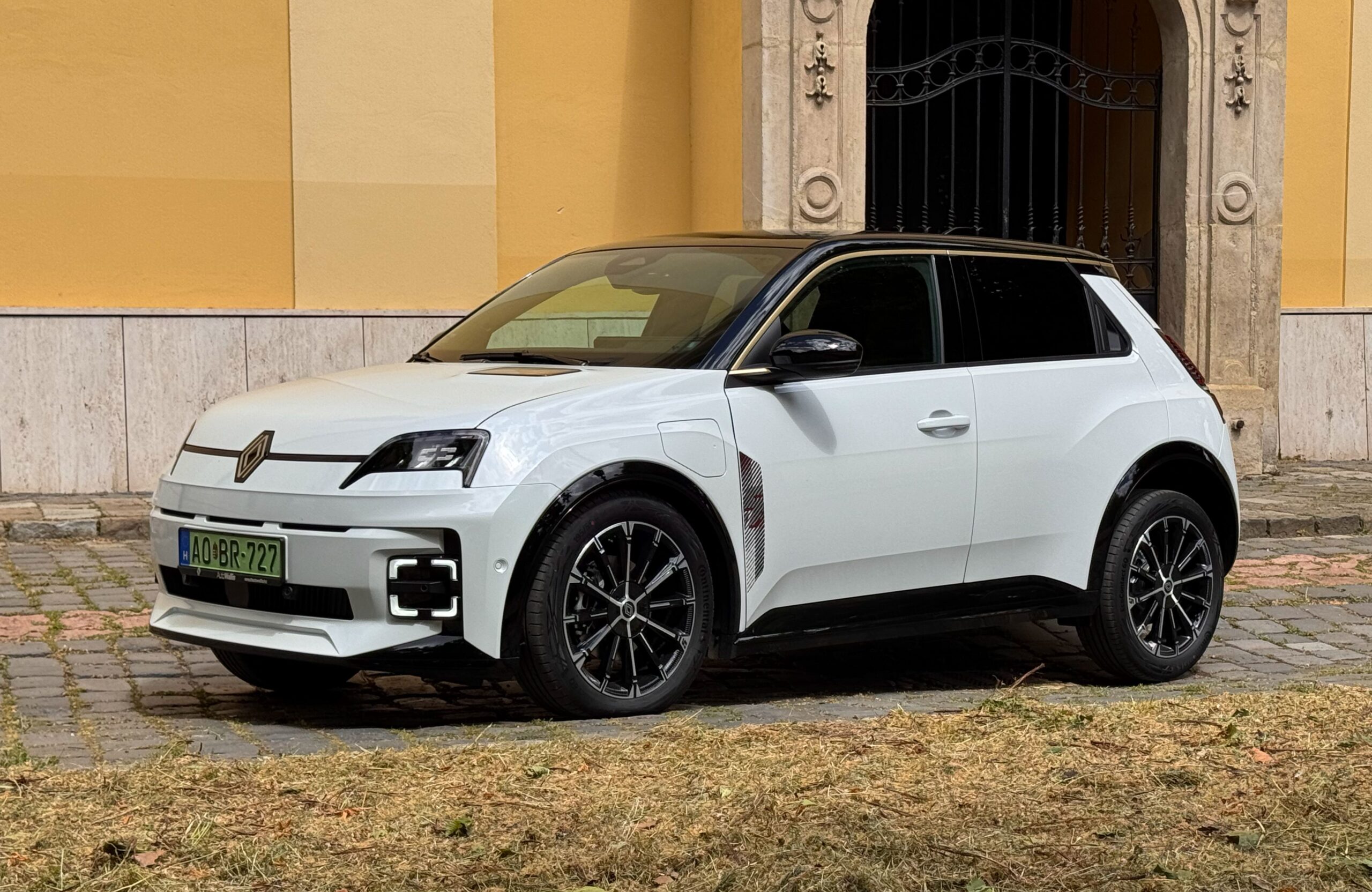 Próbán az Év Autója! Első benyomások az új Renault 5-ről