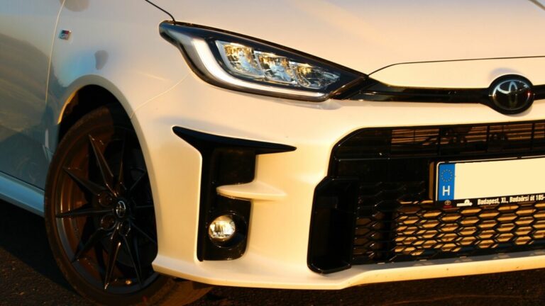 240 km/h egy háromhengeres Toyota Yarisban? Látványos videón a bizonyíték!