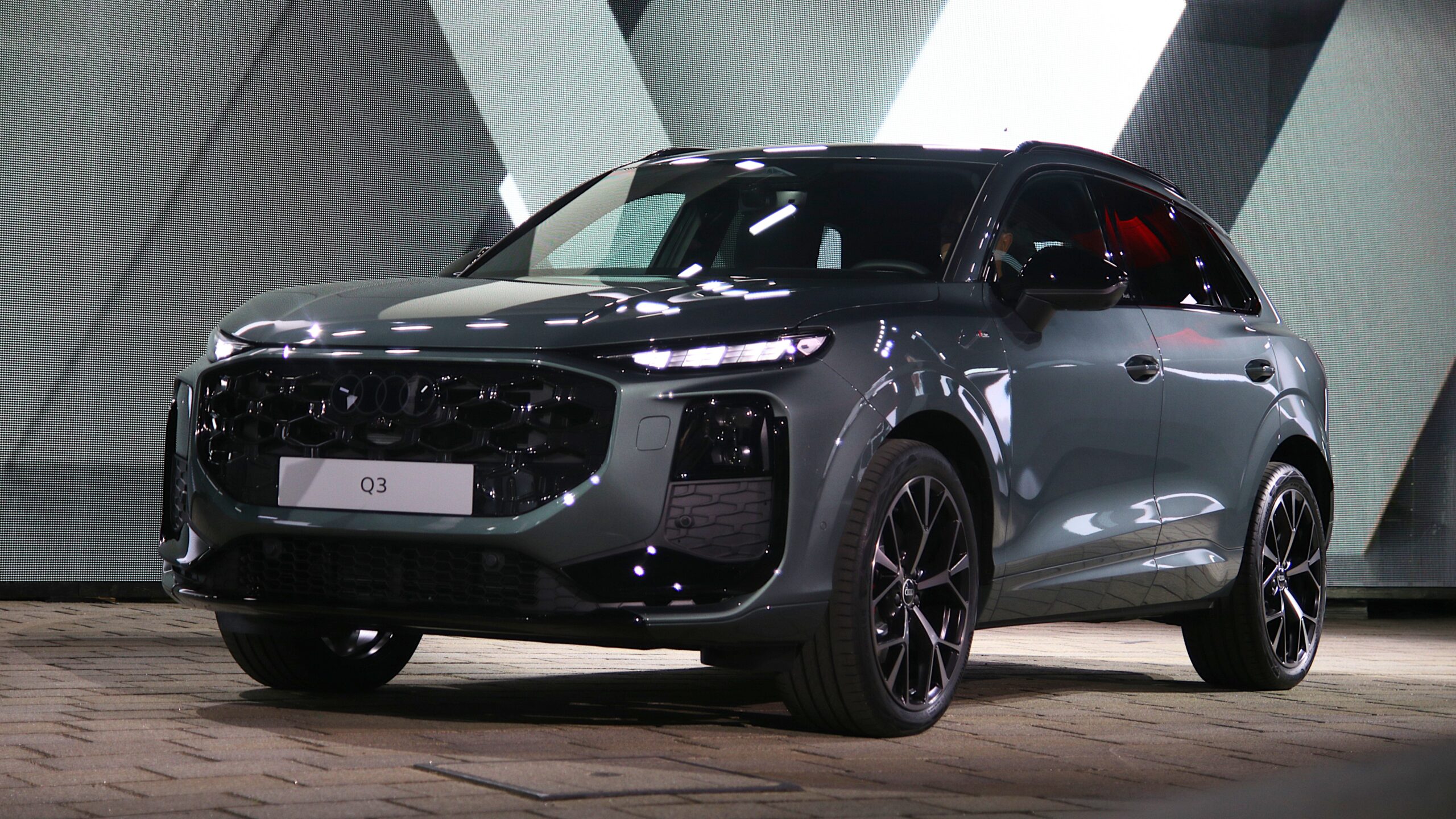 Győr új büszkesége testközelből: íme az új Audi Q3!