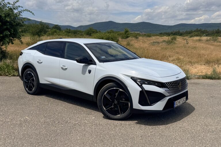 Beérett a lágy hibrid? - Ez most a legjobb ár/érték arányú Peugeot 408