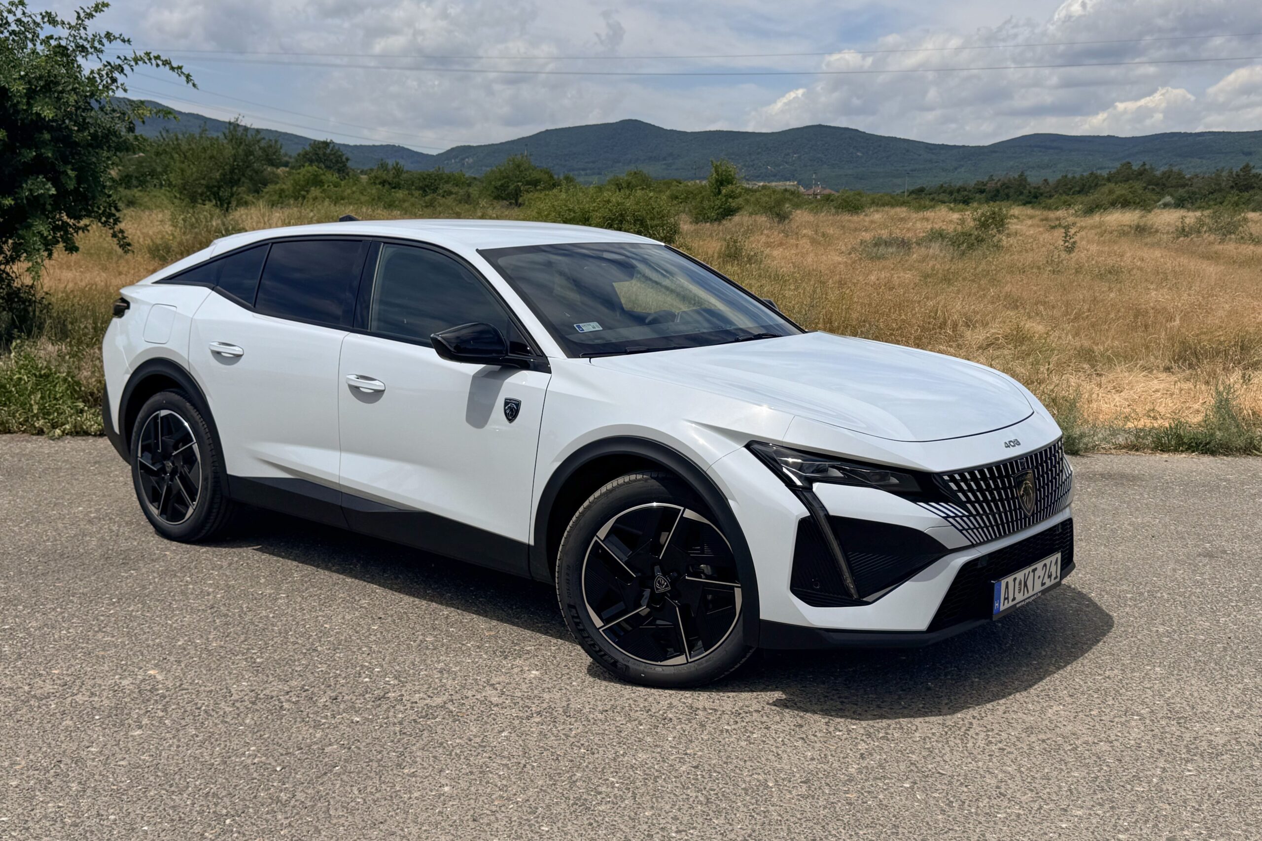 Beérett a lágy hibrid? - Ez most a legjobb ár/érték arányú Peugeot 408