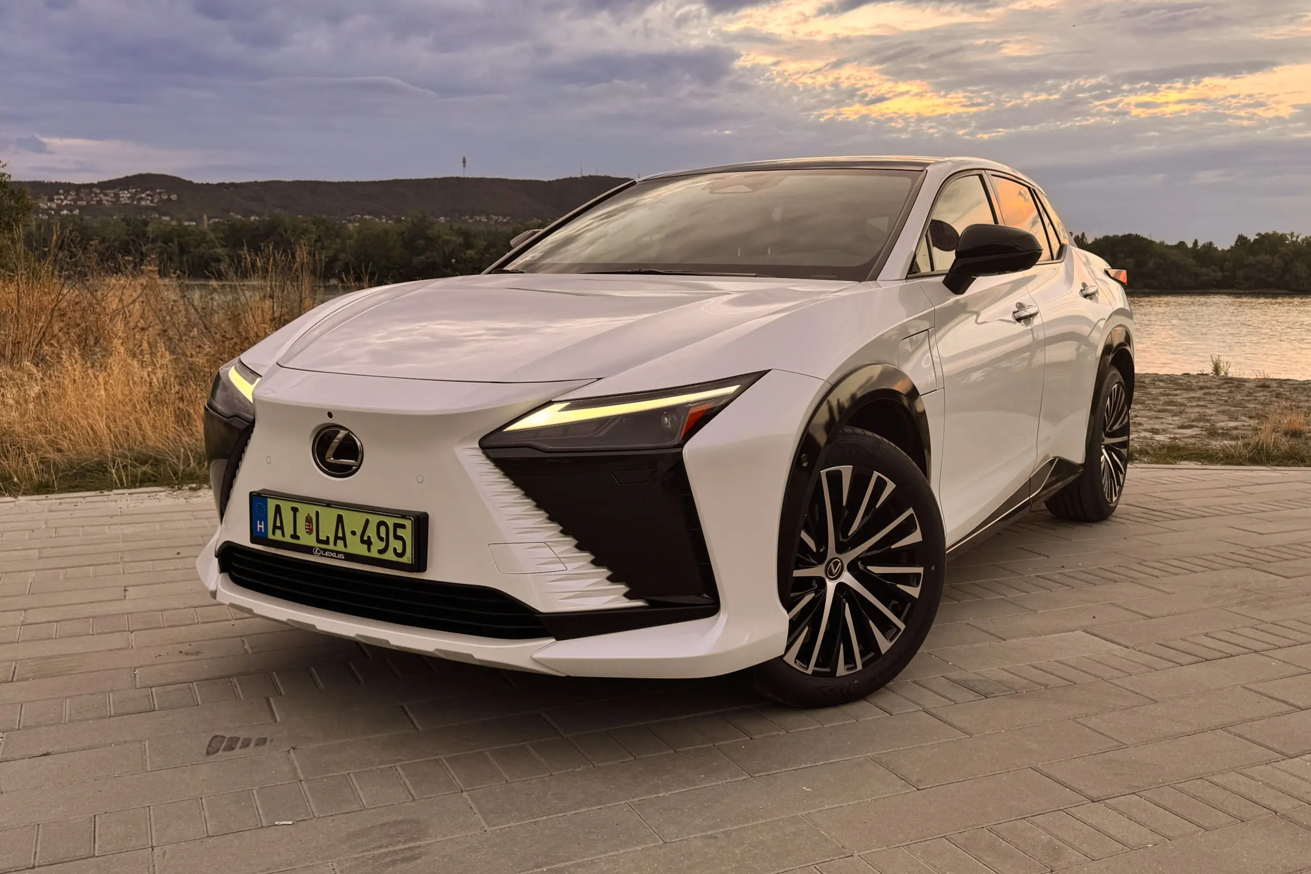 Ilyen a belépő szintű Lexus RZ!