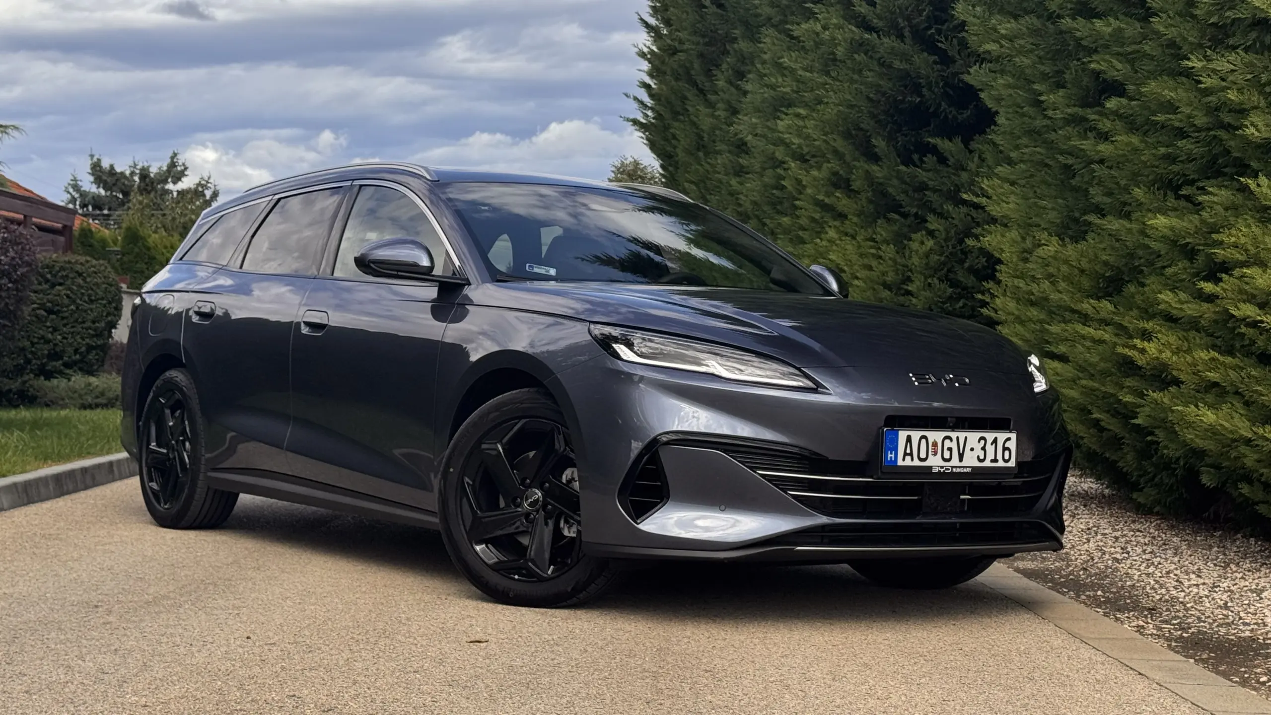 Szuper hibrid, szuper áron? Kombit hozott a BYD!