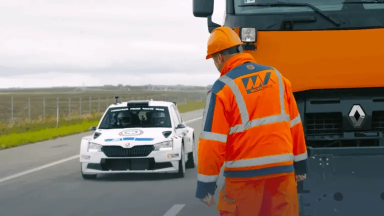 Skoda raliautóval száguldoztak az autópályán a terelésben, mégsem lett bírság belőle