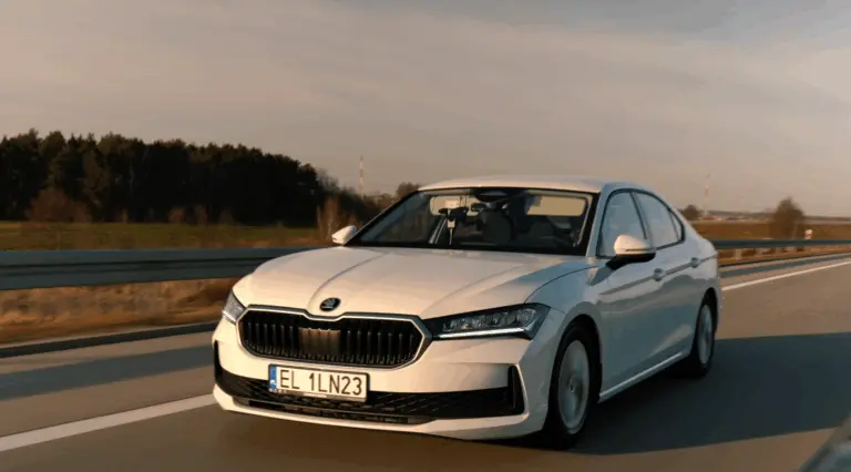 2831 kilométert ment egy tanknyi üzemanyaggal ez a Škoda Superb!