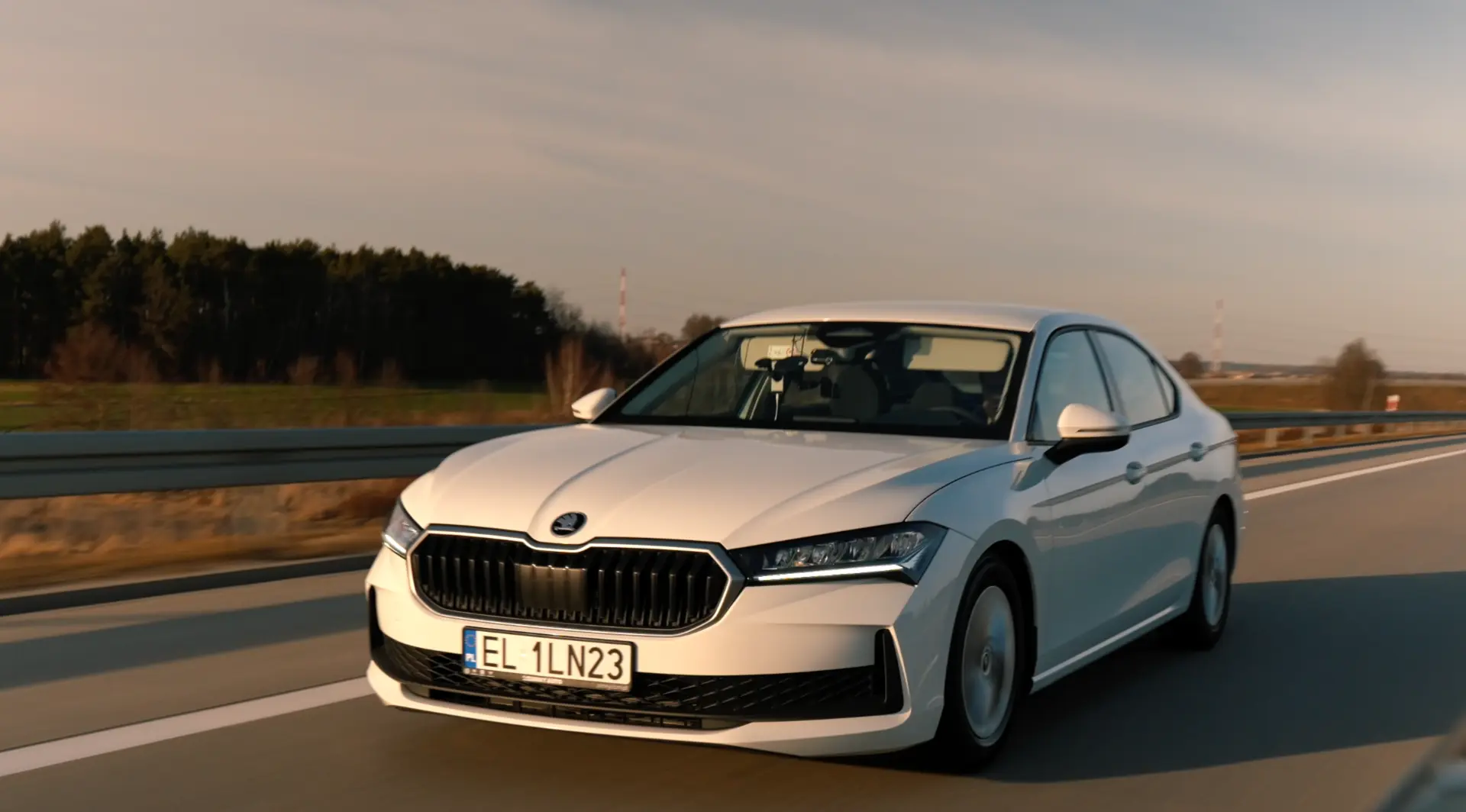 2831 kilométert ment egy tanknyi üzemanyaggal ez a Škoda Superb!