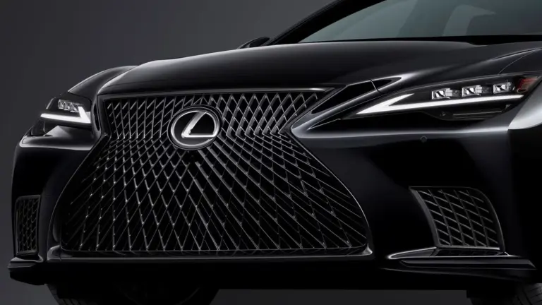 Itt a vége, eltűnik a legnagyobb négyajtós Lexus