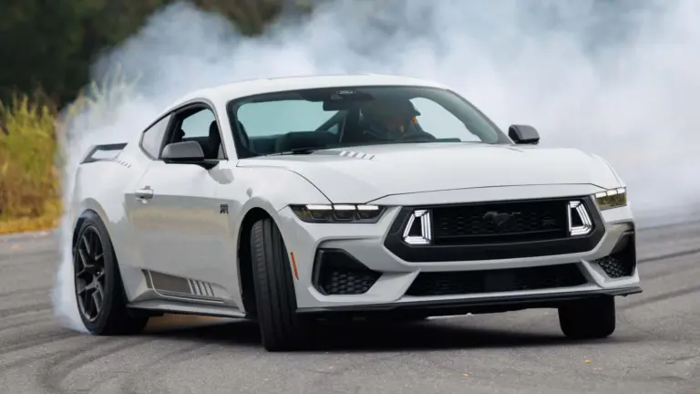 Már a kismotoros Mustanggal is gyerekjáték a driftelés