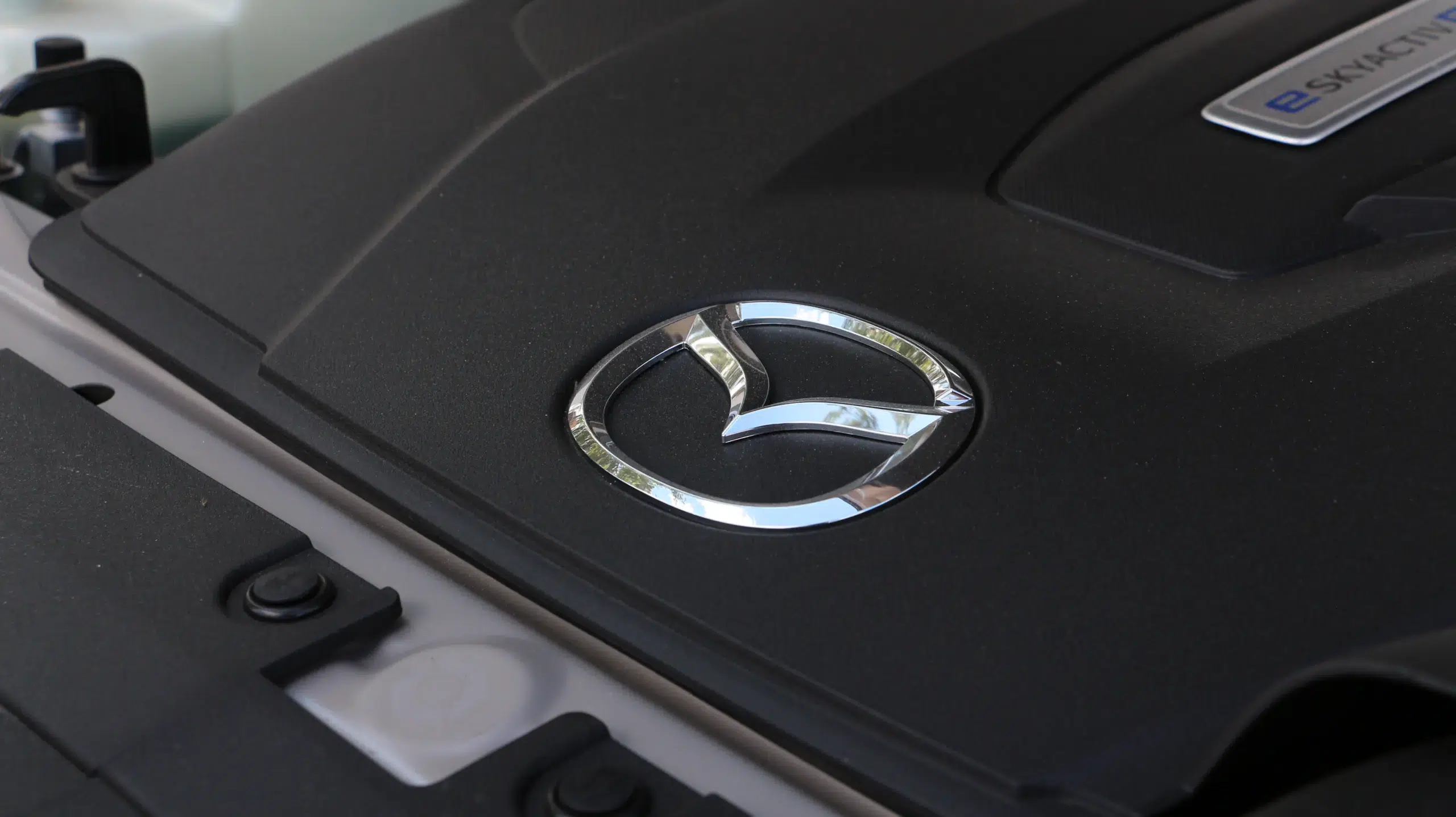 28 év után lecseréli a Mazda a márkajelzését! Íme az új embléma!