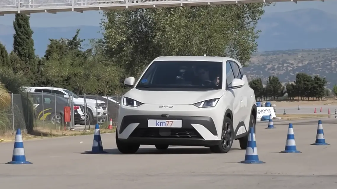 Kicsi, olcsó, kínai: vajon elég biztonságos ez a BYD, ha ki kell kerülni valamit?