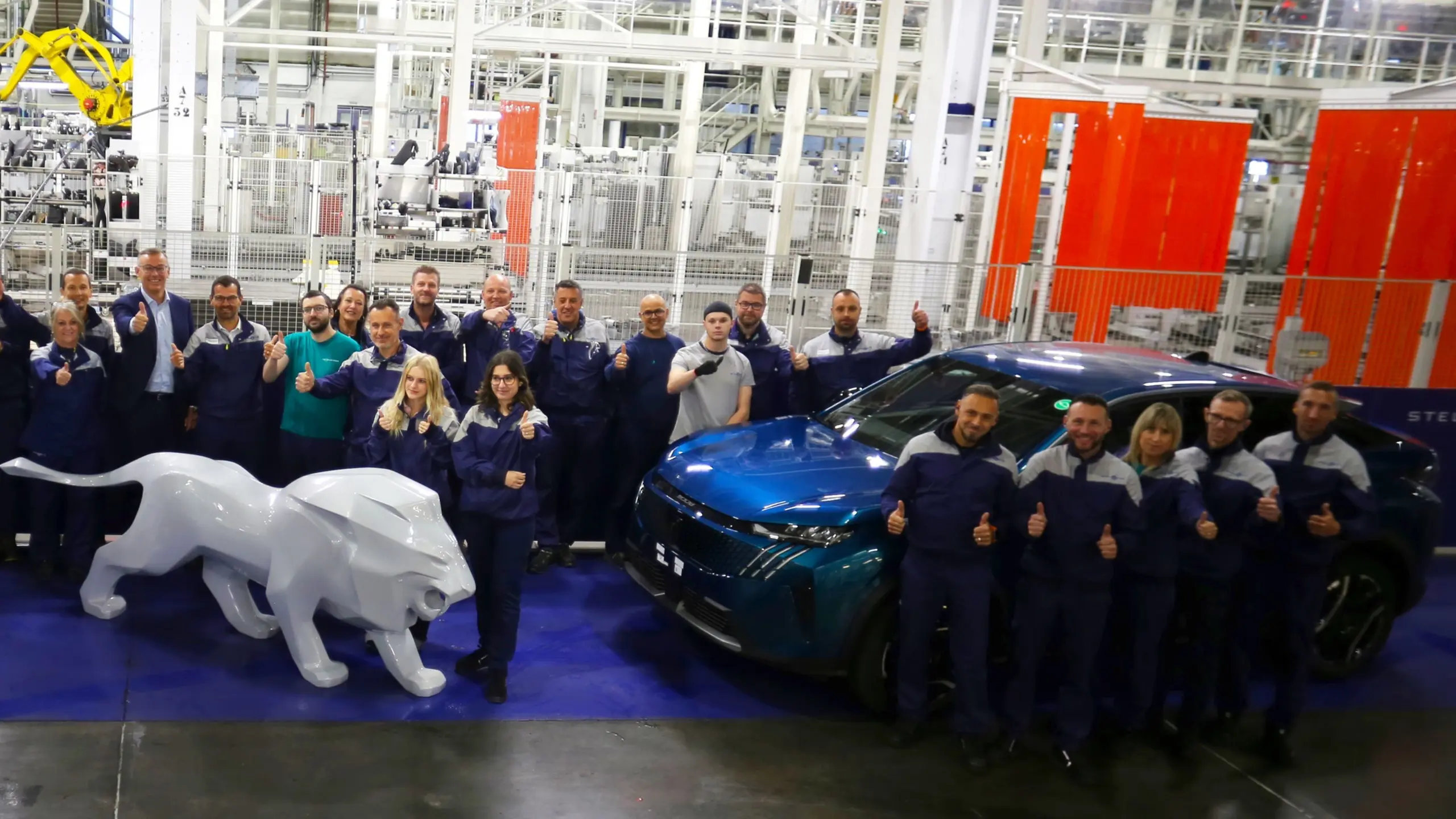 Viszik mint a cukrot az Peugeot 3008-ast! De melyiket, az elektromost, vagy a többit?