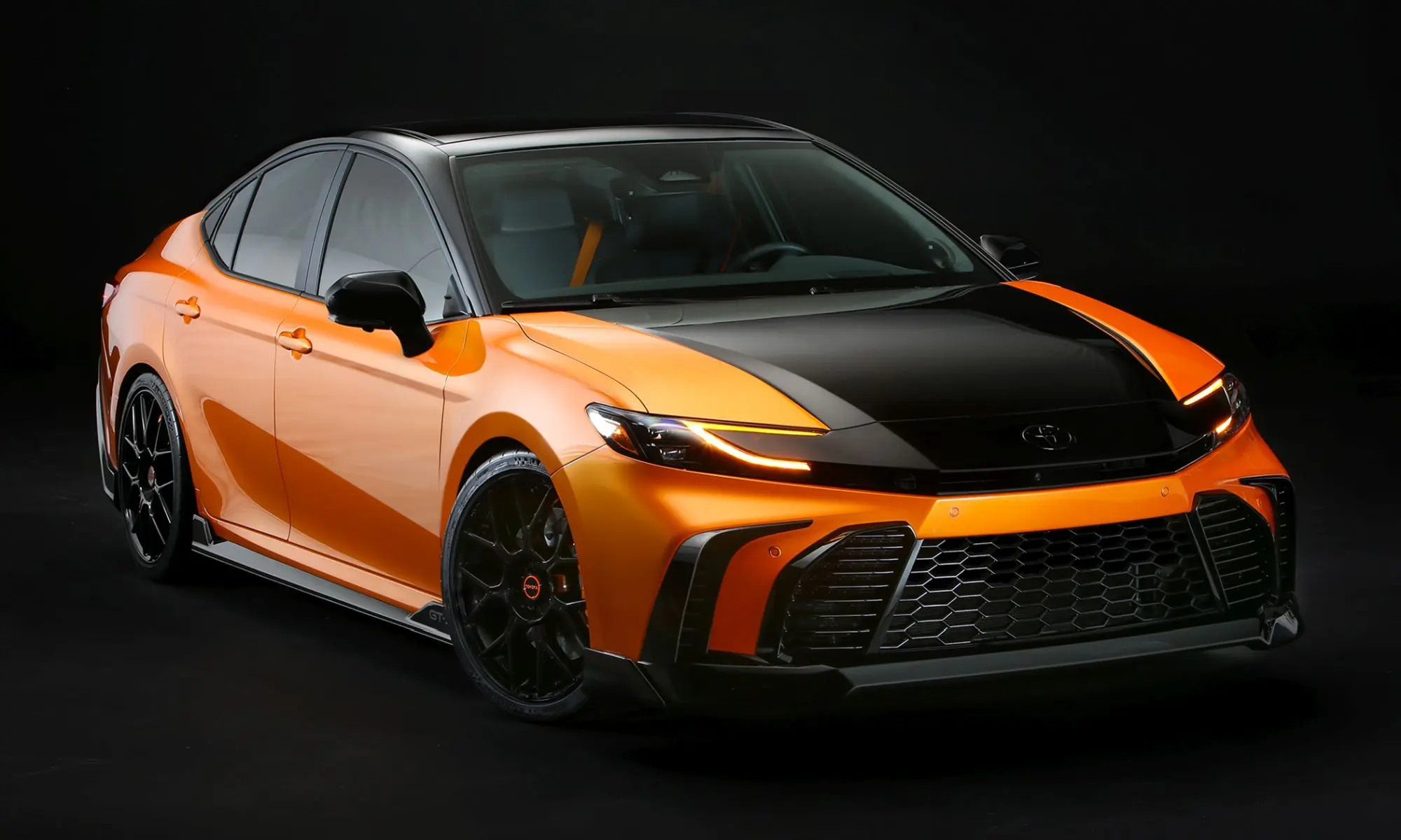 Így kell sportszedánt faragni a Toyota Camryből!