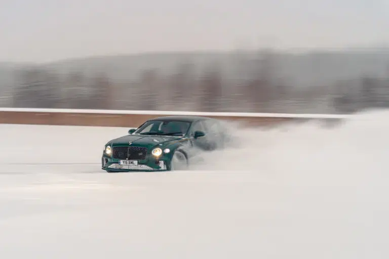 193 km/óráig gyorsult ez a Bentley a 30 centis hóban!