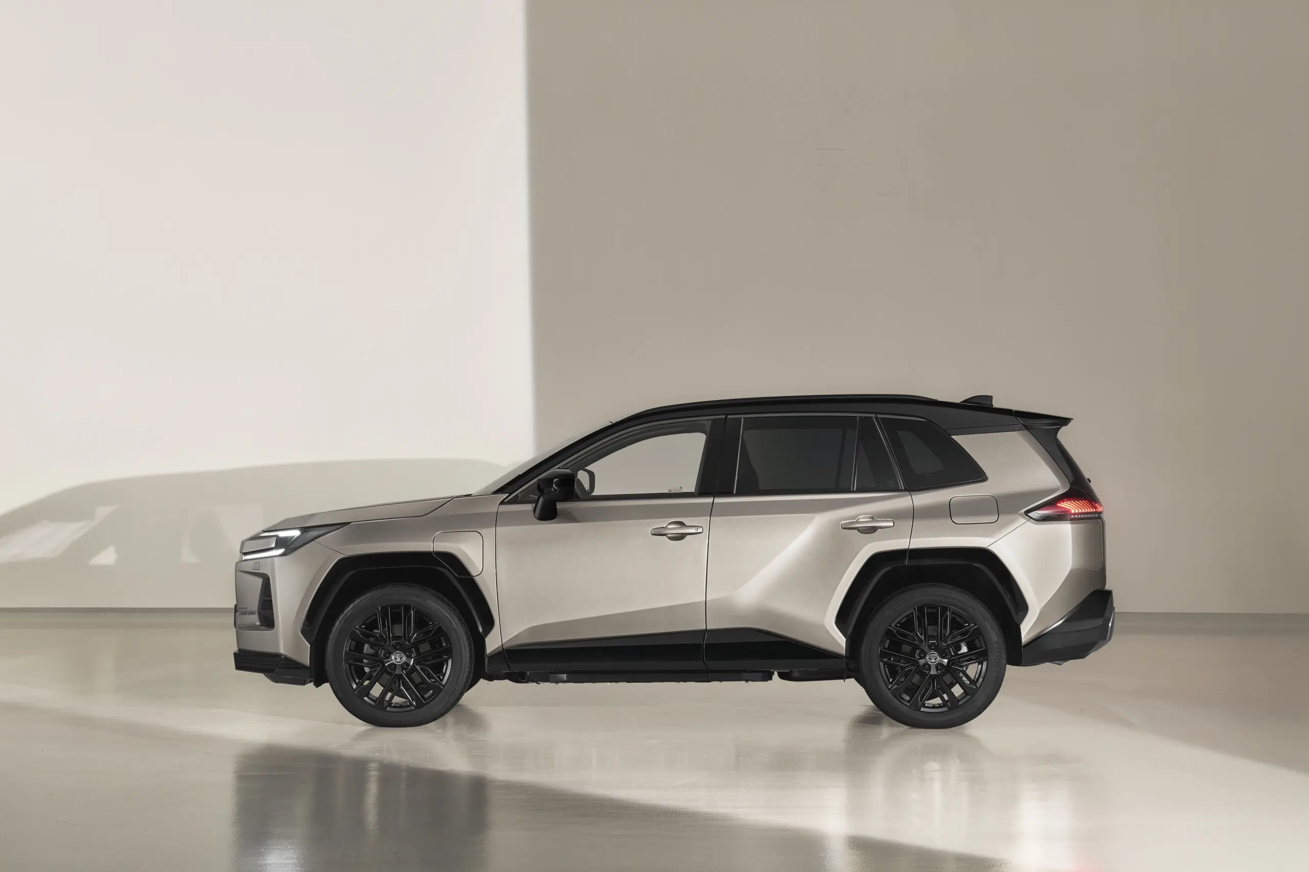 9,2 millió forintért is árul új RAV4-et a Toyota, de a magyarok ezt nem vehetik meg!