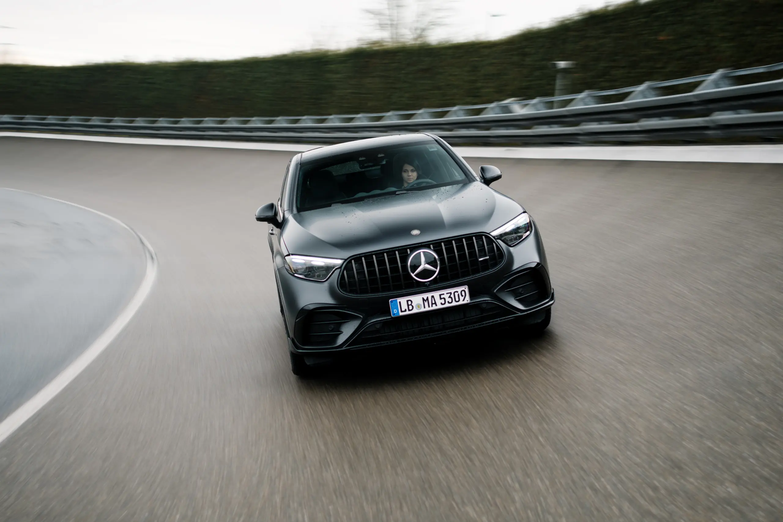 Hat hengerrel jön az új AMG Merci, íme a GLC 53!