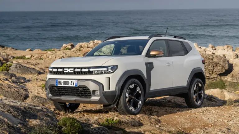 Beárazták az igazán spórolós, gázos hibrid Dacia Dustert!