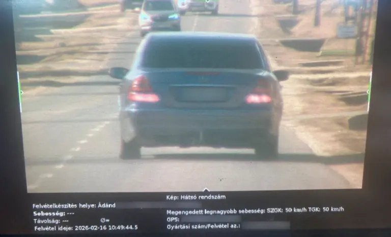 50 km/h lett volna a megengedett, mutatjuk, mennyivel mérték be a Mercit!