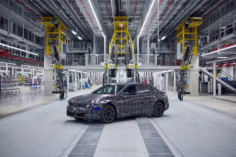 Münchenben megkezdték az új BMW szedán próbagyártását