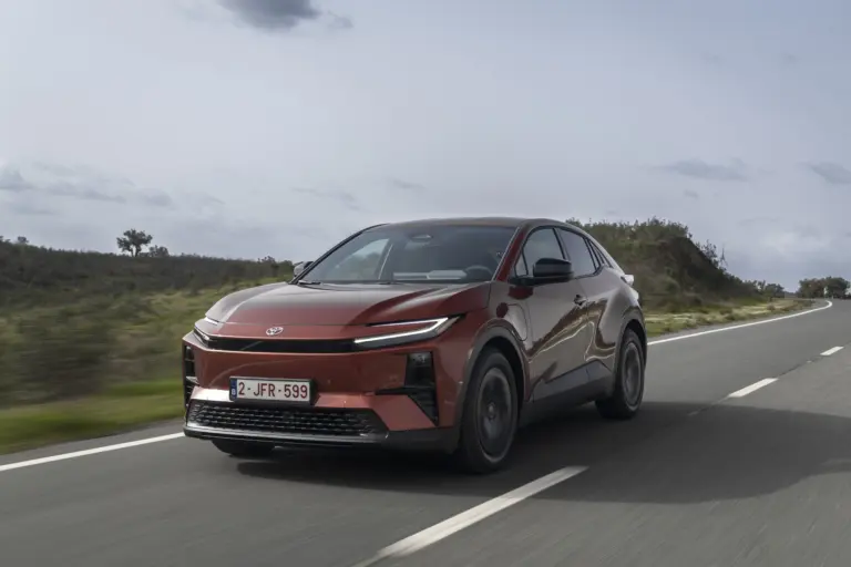 Ilyen a tisztán elektromos Toyota C-HR! Érdemes lecsapni rá a mostani árkedvezménnyel?