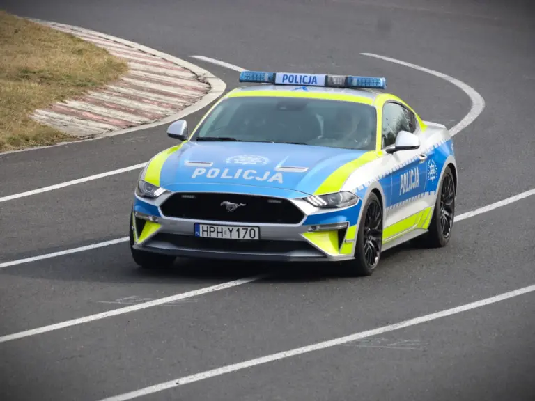 Elkobozták az ittas sofőrtől, most rendőrautóként született újjá ez a Ford Mustang!