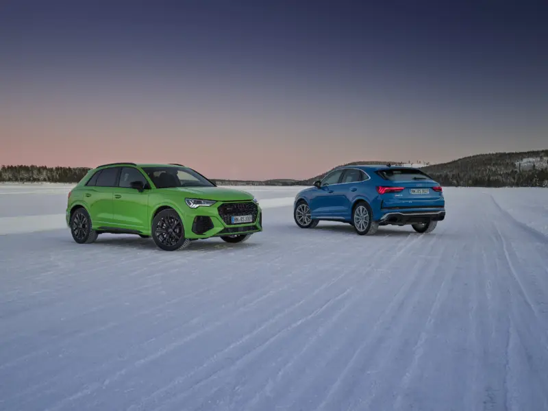 Audi RS Q3 téli környezetben zöld és kék színben.