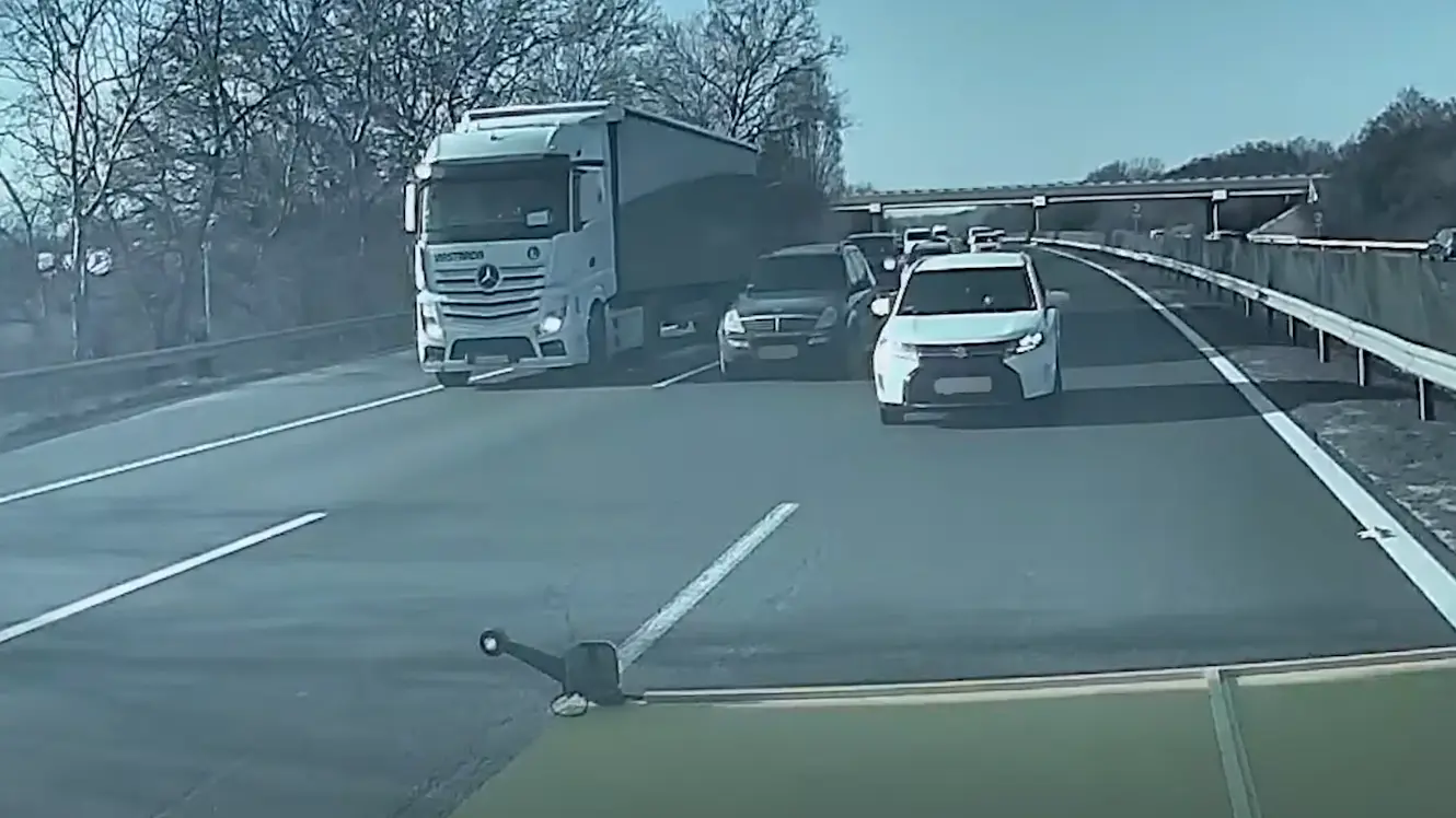 Belehajtott az energiaelnyelőbe a Suzukival: vajon te látod, hol hibázott?