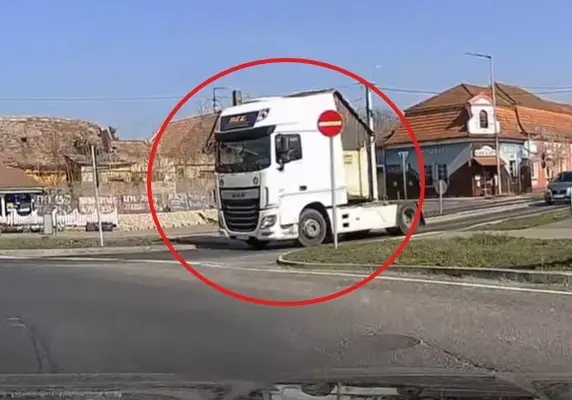 Szinte fékezés nélkül hajtott a körforgalomba a kamion sofőrje! Ez lett a meggondolatlan akció vége!